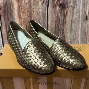 Preowned Trotters Women's Metallic Woven Flats Size 6.5W Item #PHK6957